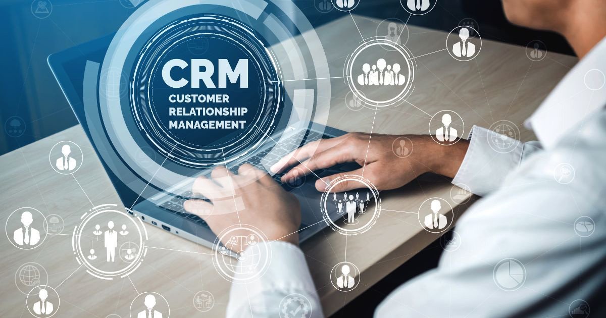 Hình ảnh về chăm sóc khách hàng qua mạng xã hội, live chat và forum, thể hiện sự phát triển của kênh số