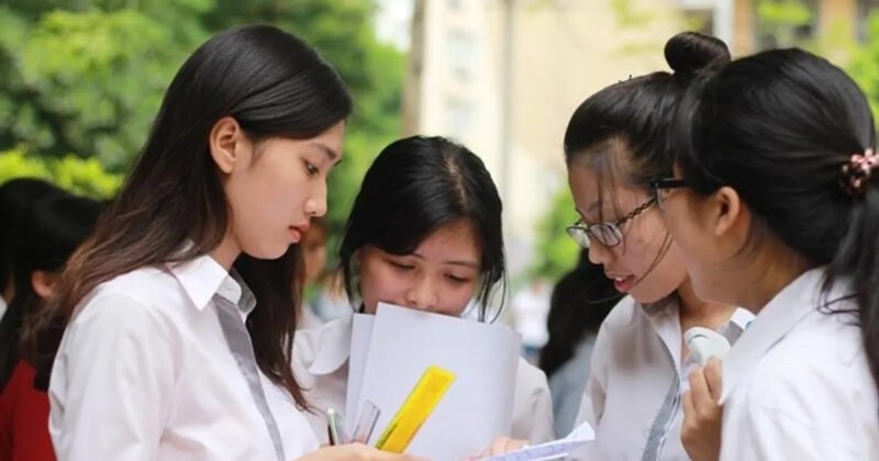 Học sinh nghiên cứu trong phòng thí nghiệm hóa học, biểu tượng cho việc học khối tự nhiên