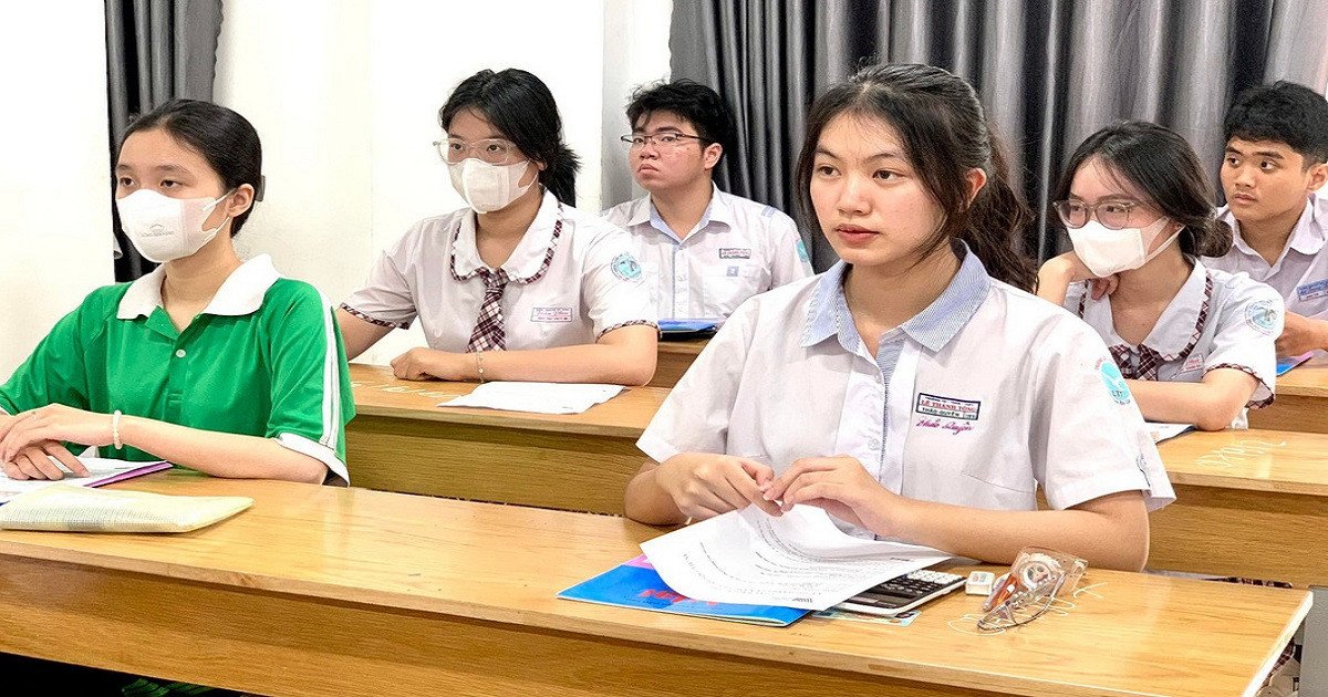 Học sinh tham gia tư vấn hướng nghiệp để chọn khối thi đại học phù hợp