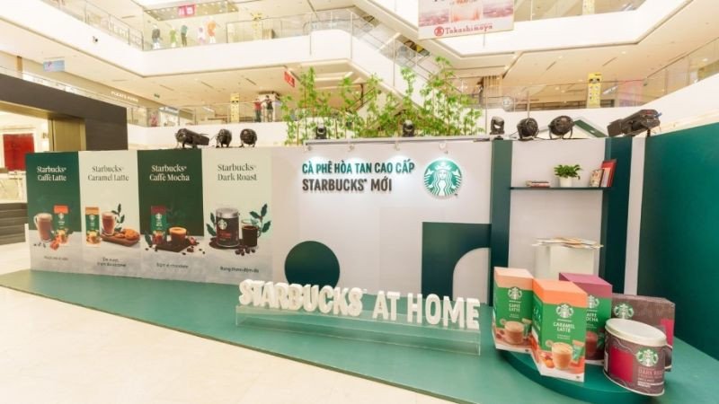 Kệ trưng bày POSM ấn tượng của Starbucks trong chiến dịch "Starbucks at Home" hợp tác cùng Nestlé.