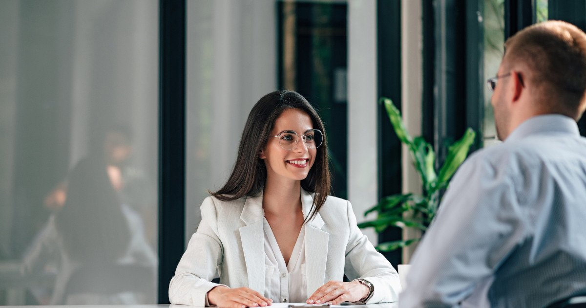 Key Account Manager làm việc dưới áp lực cao, thể hiện sự kiên cường và khả năng giải quyết vấn đề trong môi trường kinh doanh cạnh tranh.