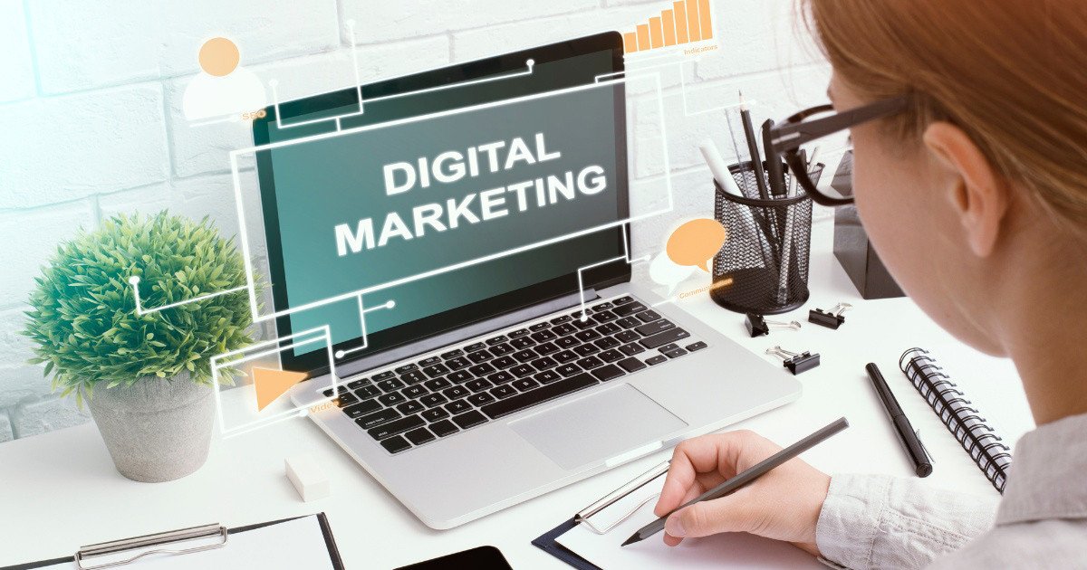 Key Account Manager phân tích dữ liệu thị trường, minh chứng cho tầm quan trọng của kiến thức Marketing chuyên sâu trong công việc.