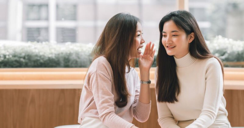 Khái niệm kỹ năng lắng nghe chủ động, thể hiện sự tập trung vào người nói