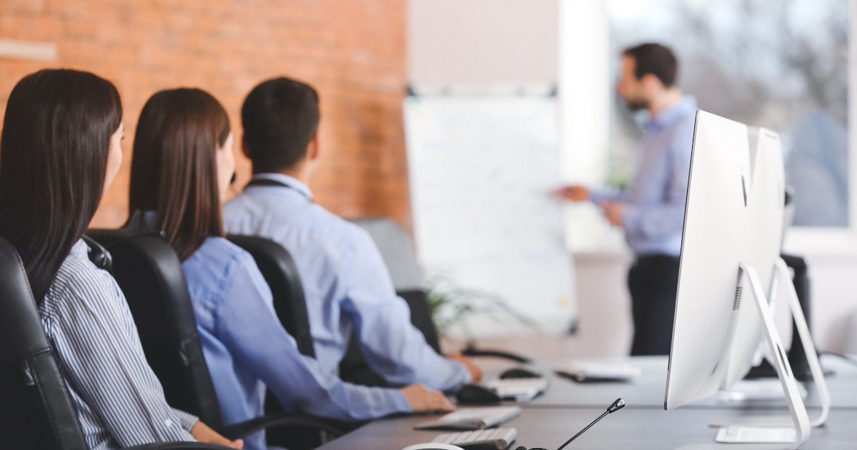 Kỹ năng đàm phán và giao tiếp hiệu quả của Key Account Manager trong việc xây dựng lòng tin và chốt hợp đồng với khách hàng.