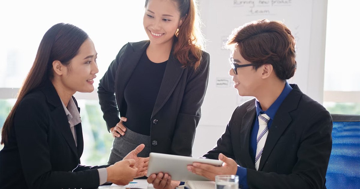 Kỹ năng làm việc nhóm là yếu tố cốt lõi giúp đội ngũ bán hàng đạt được mục tiêu chung và nâng cao hiệu suất