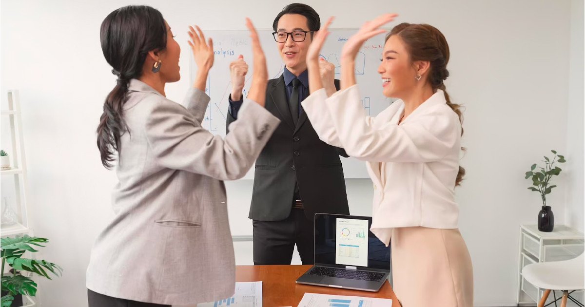 Leader cần có kỹ năng giao tiếp, lắng nghe các thành viên để xây dựng đội nhóm vững mạnh