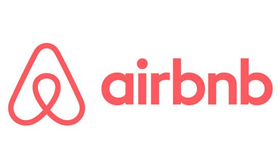 Logo Airbnb và hình ảnh một căn hộ cho thuê, minh họa trải nghiệm du lịch cá nhân hóa