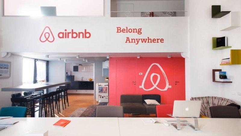 Logo của Airbnb, ví dụ điển hình về thành công nhờ Paid Media trong ngành du lịch