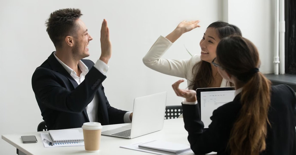 Minh họa năng lực lãnh đạo của trưởng nhóm là yếu tố then chốt cho sự thành công của teamwork