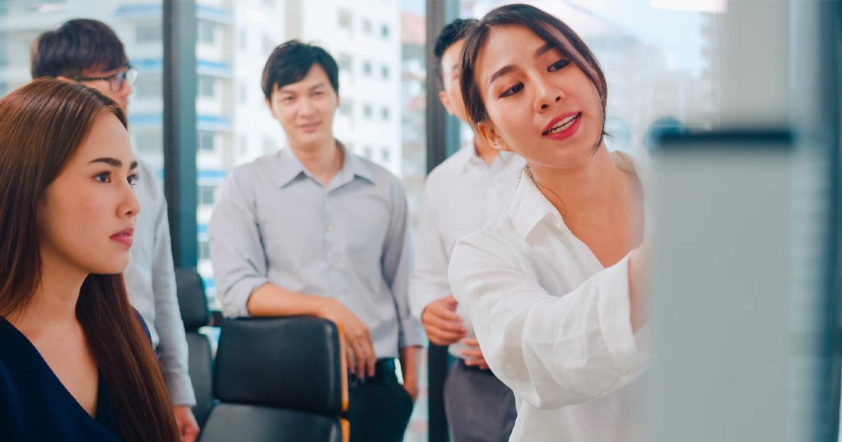 Minh họa phong cách lãnh đạo giao dịch với cơ chế thưởng phạt rõ ràng