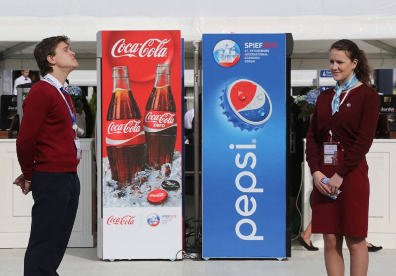Minh họa sự cạnh tranh khốc liệt giữa Pepsi và Coca Cola trong ngành giải khát, ví dụ điển hình về đối thủ cạnh tranh trực tiếp