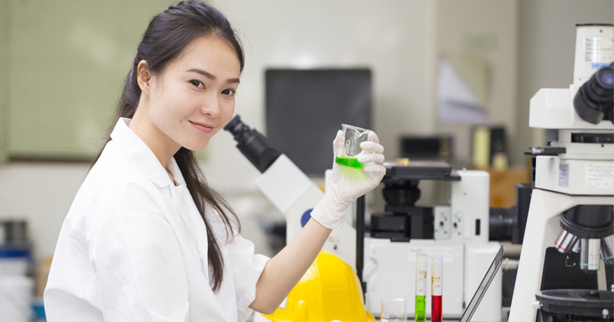 Minh họa vai trò quan trọng của chuyên viên QC trong việc đảm bảo chất lượng và uy tín doanh nghiệp