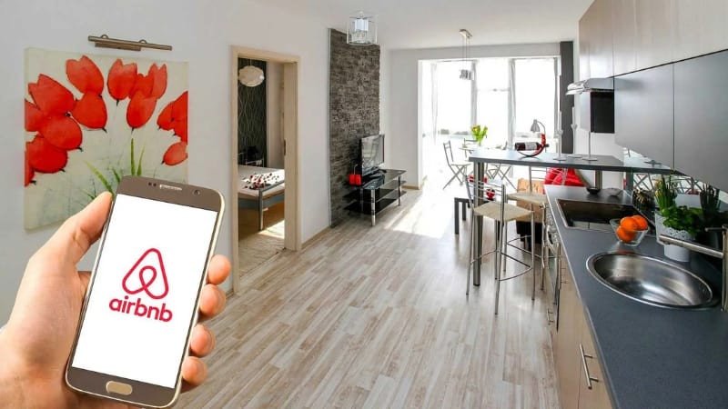 Mô hình Lean Canvas của Airbnb minh họa cách nền tảng này giải quyết vấn đề chỗ ở và kết nối người thuê, chủ nhà.