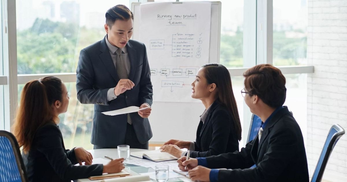 Mô tả công việc của Giám đốc Marketing (CMO) bao gồm hoạch định và theo dõi chiến lược