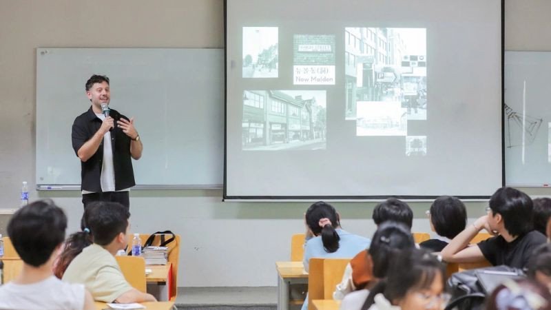 Mô tả hình ảnh: Một nhóm sinh viên đang ngồi trong một giảng đường, lắng nghe giảng viên thuyết trình về Marketing, minh họa cho lĩnh vực giảng dạy và nghiên cứu Marketing.