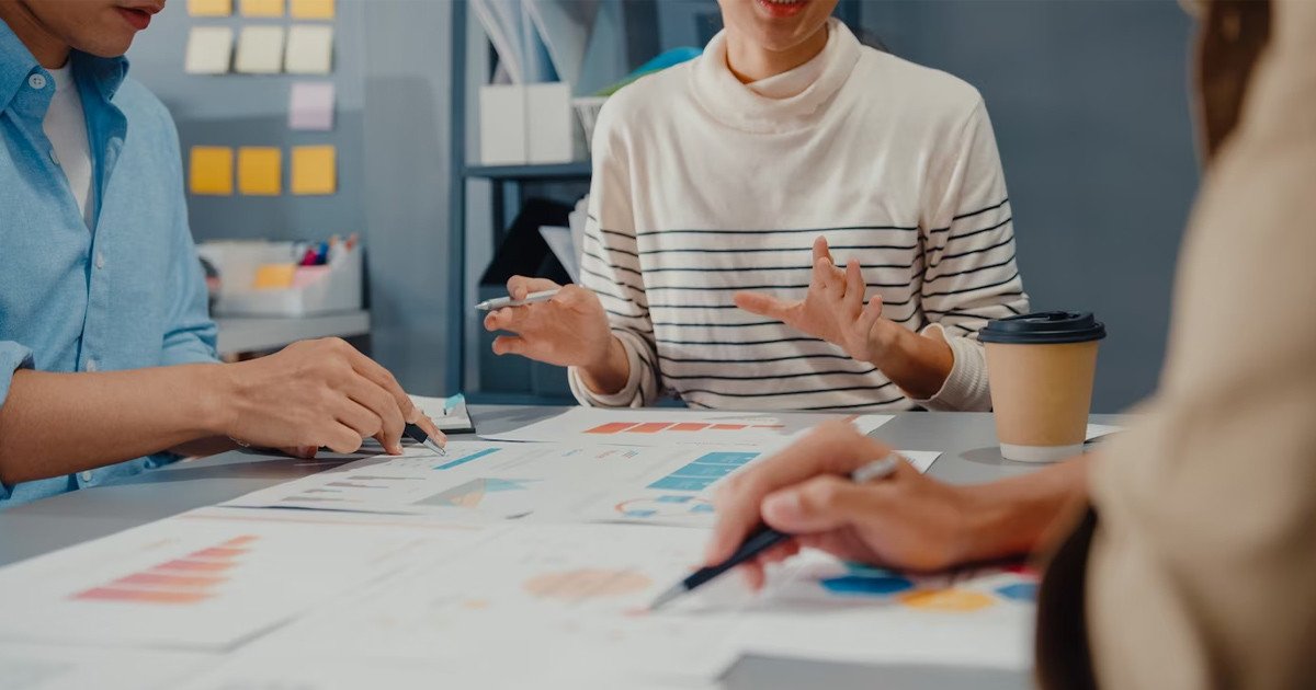Mối quan hệ và sự kết hợp giữa mô hình 4P và 4C Marketing trong chiến lược tiếp cận khách hàng.