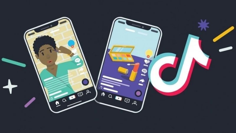 Một bạn trẻ đang nhảy theo điệu nhạc và quay video trên TikTok, thể hiện sự sáng tạo và khả năng bắt kịp xu hướng để thu hút người xem.