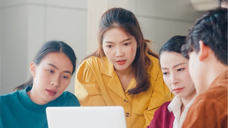 Một buổi họp nhóm với sự tham gia của CMO, nhấn mạnh tầm quan trọng của kỹ năng giao tiếp trong Marketing