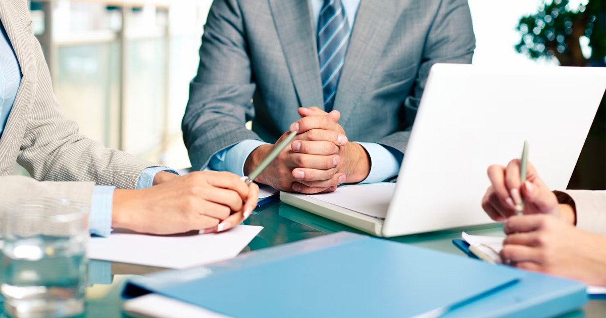 Một CEO đang hoạch định chiến lược và quản lý các công việc trọng yếu của doanh nghiệp