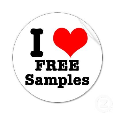 Một chiếc hộp lớn chứa nhiều sản phẩm nhỏ được dán nhãn "I Love Samples", tượng trưng cho việc cung cấp mẫu dùng thử miễn phí để thu hút và giữ chân khách hàng.
