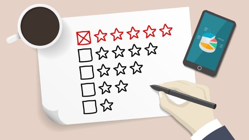 Một chuyên gia marketing đang phân tích biểu đồ và báo cáo, thể hiện việc theo dõi hiệu quả chiến dịch của CMO