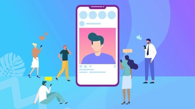 Một cô gái trẻ đang quay video với điện thoại, minh họa việc sử dụng hình ảnh và video chất lượng cao để xây dựng thương hiệu cá nhân trên Instagram.