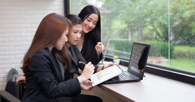 Một đội ngũ chuyên viên Talent Acquisition đang thảo luận về chiến lược thu hút nhân tài cho doanh nghiệp.