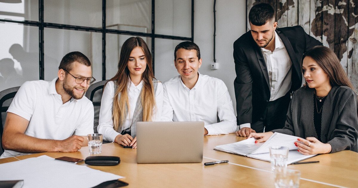 Một người đàn ông đang ghi chép trong một cuốn sổ, tượng trưng cho việc học hỏi từ kinh nghiệm và cải thiện kỹ năng xử lý tình huống