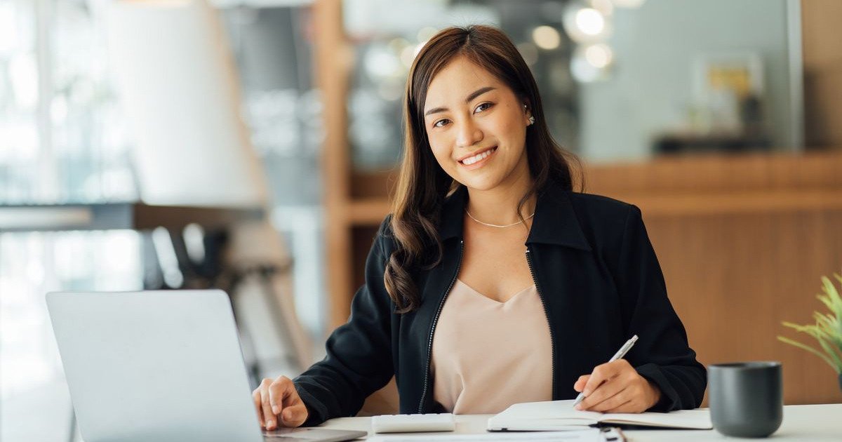 Một người đàn ông đang trình bày, minh họa kỹ năng giao tiếp và thuyết phục trong kinh doanh