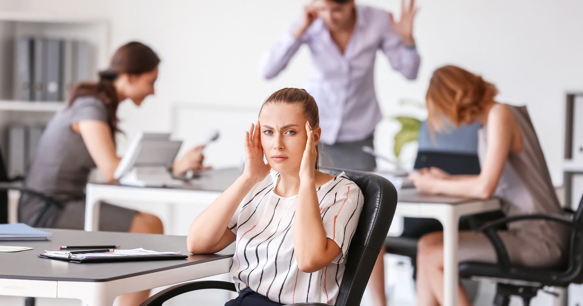 Một người đang thể hiện sự bình tĩnh, kiểm soát cảm xúc