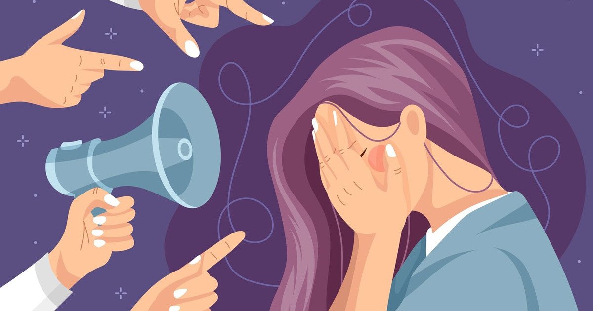 Một người phụ nữ đang suy nghĩ tập trung, với nhiều ý tưởng và kế hoạch xung quanh, thể hiện việc cân nhắc các lưu ý khi xử lý tình huống