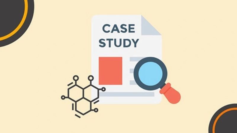 Một người trẻ đang đọc tài liệu và nghiên cứu case study marketing, chuẩn bị cho lộ trình phát triển CMO