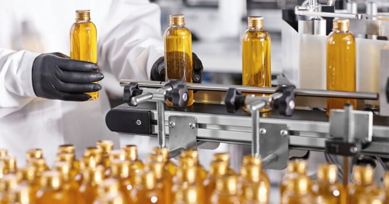 Một nhà máy hiện đại đang trong quá trình sản xuất hàng hóa