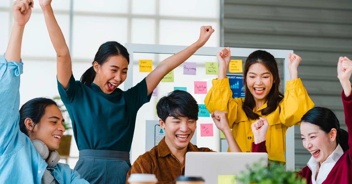 Một nhóm đang họp khẩn cấp, biểu thị tình huống phù hợp cho phong cách lãnh đạo độc đoán.