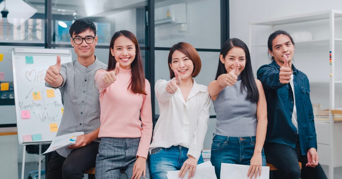 Một nhóm đang làm việc hăng say, thể hiện khả năng ra quyết định nhanh chóng dưới lãnh đạo chuyên quyền.