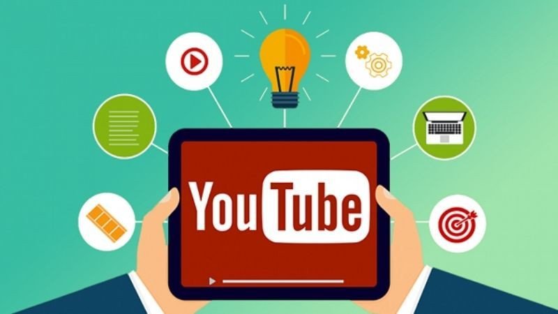 Một YouTuber đang trình bày trước máy quay với trang bị chuyên nghiệp, minh họa việc sản xuất video chất lượng cao để xây dựng thương hiệu cá nhân trên YouTube.