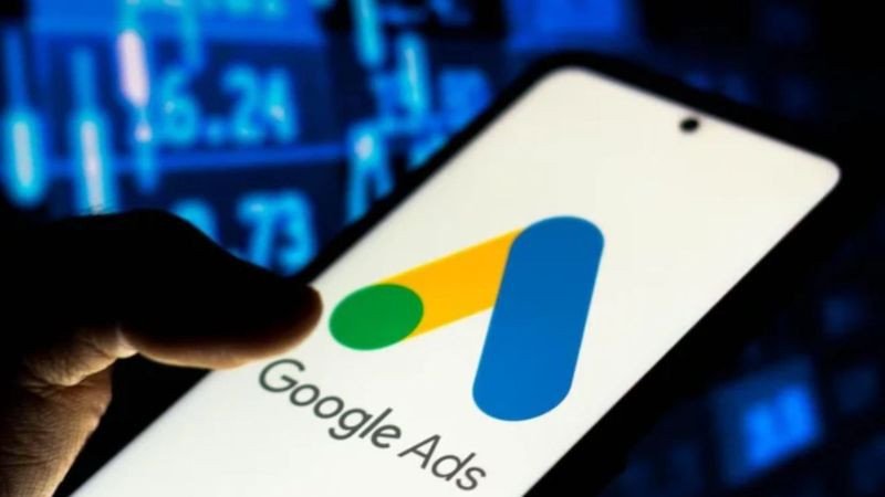 Nền tảng Google Ads với các biểu tượng tìm kiếm, video và mua sắm thể hiện sự đa dạng kênh quảng cáo.