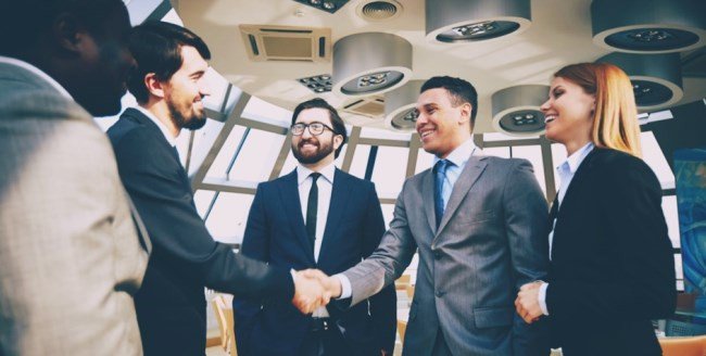 Người chuyên nghiệp đang kết nối, xây dựng mạng lưới quan hệ hiệu quả