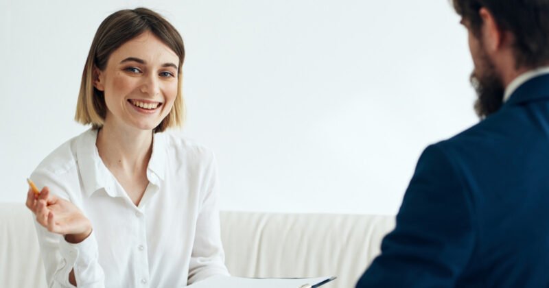 Người đại diện doanh nghiệp đang giao tiếp với khách hàng