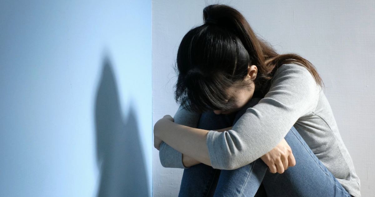 Người đàn ông bị xiềng xích, biểu tượng cho những rào cản tâm lý ngăn cản quá trình thấu hiểu chính mình.