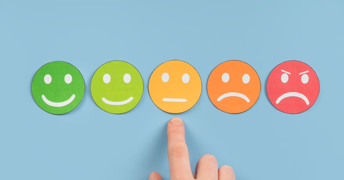 Người đàn ông tập trung tư duy, hình ảnh rèn luyện kỹ năng làm chủ suy nghĩ và cảm xúc