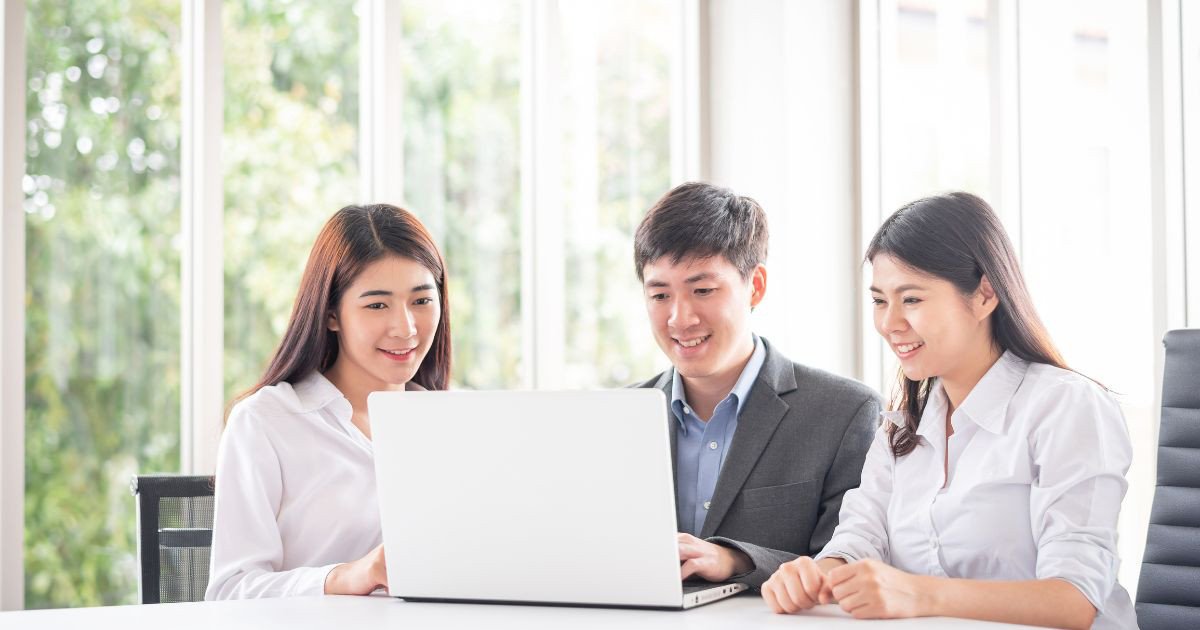 Người đàn ông trầm tư nhìn vào bản thân, minh họa sự trung thực cần có để khám phá bản thân.