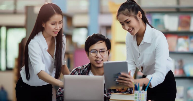 Người đang học tập và tìm hiểu về các kiến thức chuyên môn