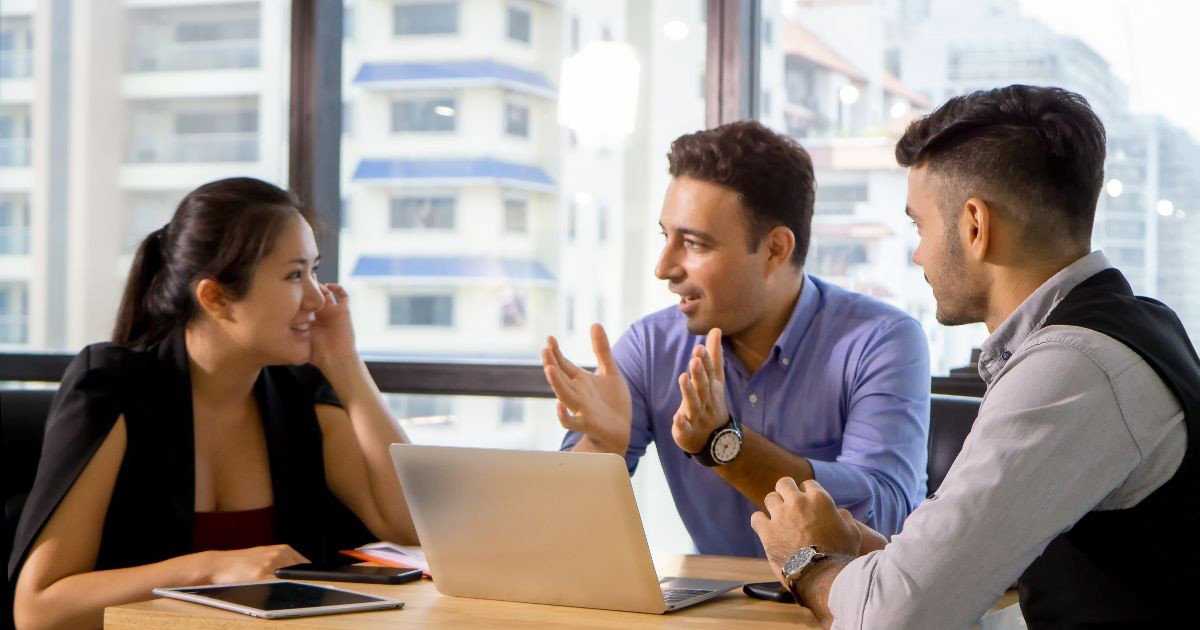 Người đang phân tích thông tin doanh nghiệp trên máy tính
