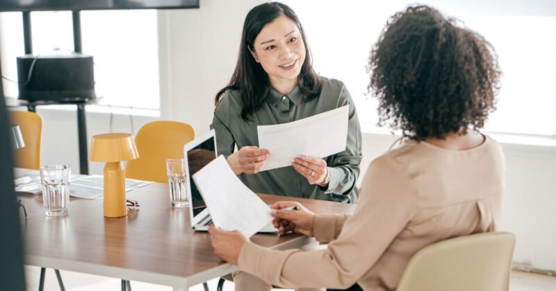 Người đang suy nghĩ trước khi đặt câu hỏi để thể hiện kỹ năng giao tiếp hiệu quả