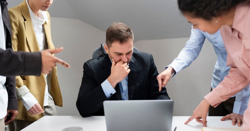 Người đang suy nghĩ về cách giải quyết mâu thuẫn trong môi trường làm việc chuyên nghiệp