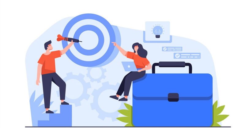 Người đang viết các mục tiêu SMART trên bảng, minh họa kỹ năng xác định mục tiêu hiệu quả