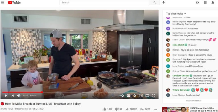 Người đầu bếp Bobby Parish đang livestream nấu ăn trên YouTube FlavCity, tương tác trực tiếp với người xem qua trò chuyện.