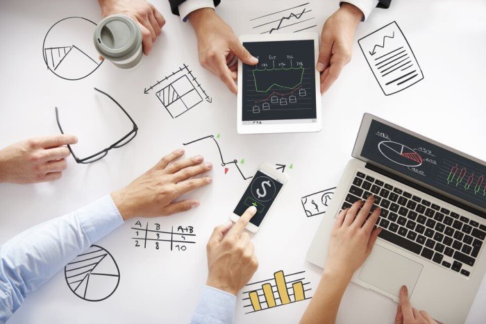 Người giám đốc tài chính đang xem xét kế hoạch chiến lược, thể hiện vai trò CFO trong việc đưa ra quyết định quan trọng cho doanh nghiệp.