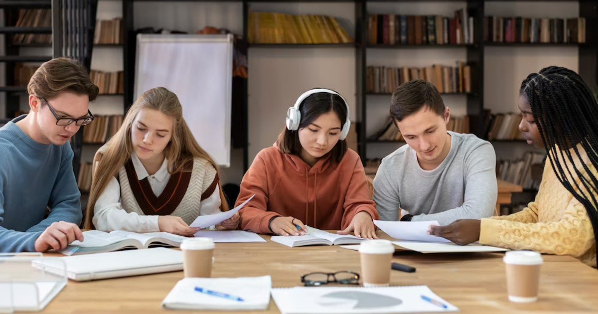 Người học tập trung ôn luyện tài liệu CFA, thể hiện sự kỷ luật và quyết tâm tự học